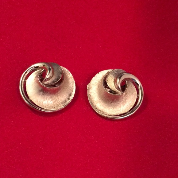 Trifari Jewelry - TRIFARI Vintage Silver Tone Swirl Clip On Earrings